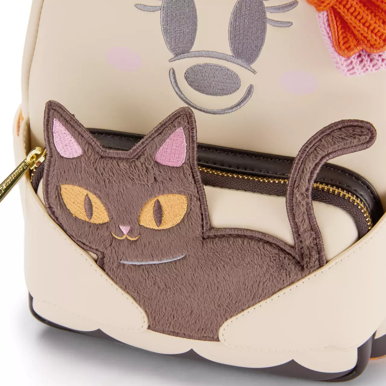 Cat-shaped pouch on a Minnie Mouse mini Bakcpack